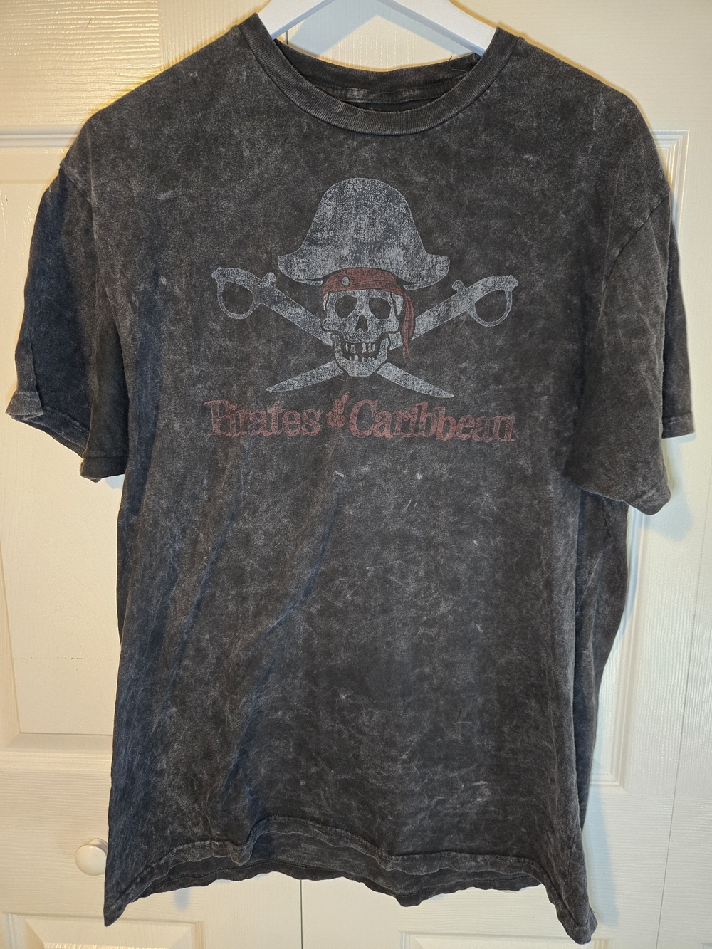 Disney Parks Pirates of the Caribbean Men’s L Black Skull Graphic T-Shirt
